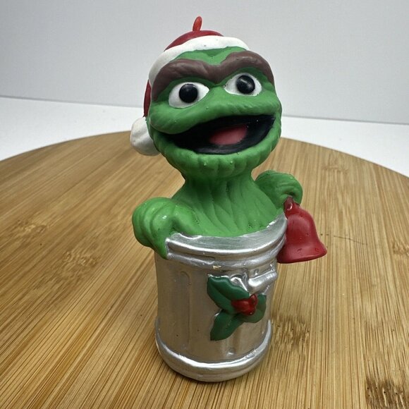 Sesame Street Oscar The Grouch Plastic Christmas Ornament Trash Can Santa Hat - Picture 1 of 9